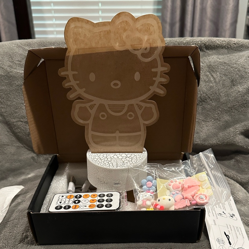 Hello Kitty LED Night Light - Picture 3 of 7
